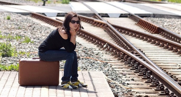Frau wartet am Bahnsteig auf Zug (Bild: Ralph Maats / fotolia.com)