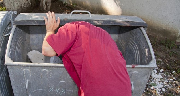 Junger Mann durchsucht Mülltonne (Bild: galgoczygabriel / fotolia.com)