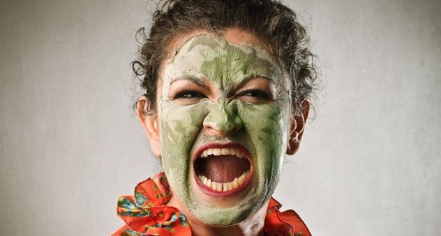Frau mit grüner Creme im Gesicht (Bild: olly / fotolia.com)