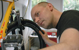 Zweiradmechaniker repariert ein Fahrrad
