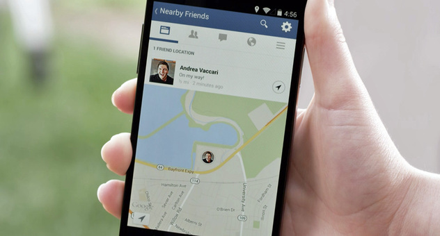 Ein Smartphone in der Hand zeigt auf dem Bildschirm die neue Facebook-Funktion 