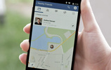 Ein Smartphone in der Hand zeigt auf dem Bildschirm die neue Facebook-Funktion "Nearby Friends". Bild: Facebook