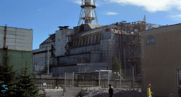 Der Katastrophen-Reaktor des Atomkraftwerks Tschernobyl im Jahr 2006. Bild: Carl Montgomery - Flickr, <a href=