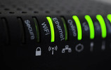 Leuchtanzeigen eines Internet-Routers (Bild: tanvirshafi / fotolia.com)