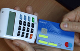 Eine Bank-Karte wird in ein Chip-TAN-Gerät geschoben. Bild: checked4you