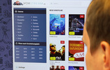 Ein Mann betrachte die Seite "voxstream.de" auf einem PC-Bildschirm Foto: checked4you