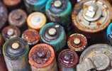 Mehrere alte und verrostete Batterien
