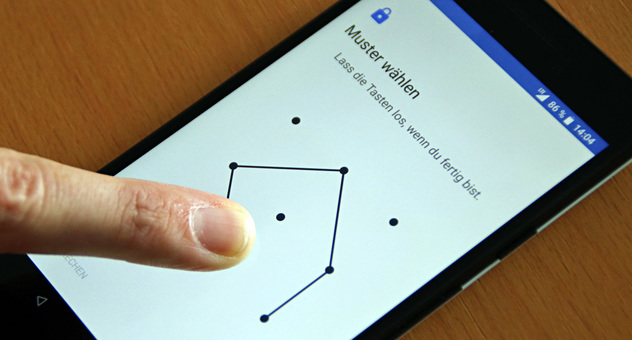 Ein Muster wird mit einem Finger auf einem Android-Sperrbildschirm gezogen. (Bild: Verbraucherzentrale NRW)