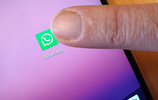 Finger tippt auf Smartphone-Display mit WhatsApp-Symbol. (Bild: Verbraucherzentrale NRW)