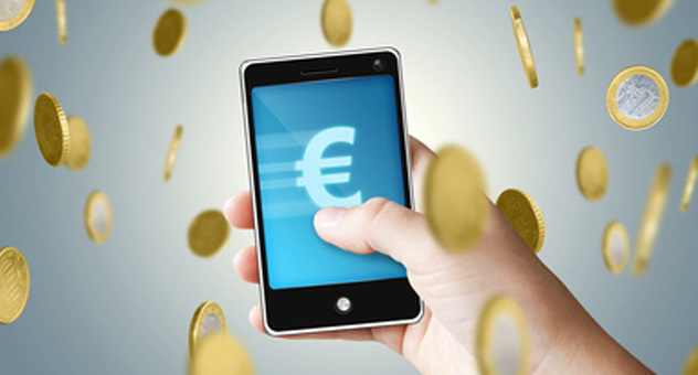 Smartphone mit Euro-Symbol in einer Hand, fallende Geldstücke drumherum. (Bild: lassedesignen/Fotolia)