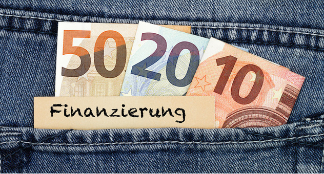 Geldscheine stecken in der Po-Tasche einer Jeans. Bild: blende11.photo / Fotolia