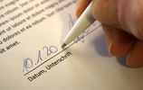 Schriftstück mit Unterschrift und 10.1.20 als Datum und Kugelschreiber. Foto: Verbraucherzentrale NRW