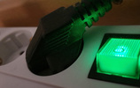 Steckerleiste mit leuchtendem grünen Schalter. Foto: checked4you