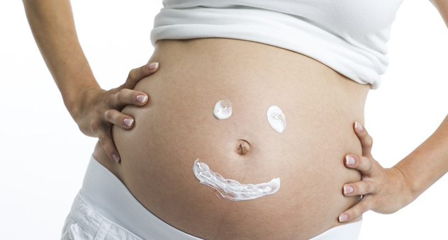 Schwangerschaftsbauch mit aufgemaltem Gesicht (Bild: Bernd Leitner / fotolia.com)